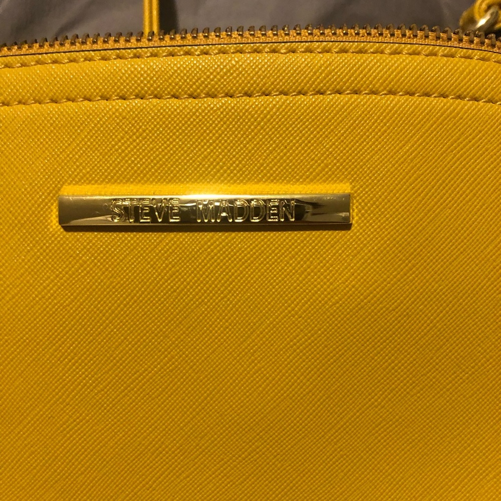 Steve Madden Crossbody Chain Purse Yellow
Item 21 - Picture 2 of 7